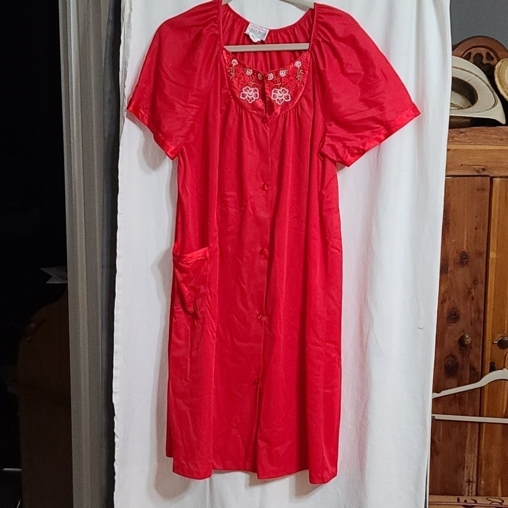 Kelly Reed Red Embroidered Dliqers Nylon Robe size S EUC